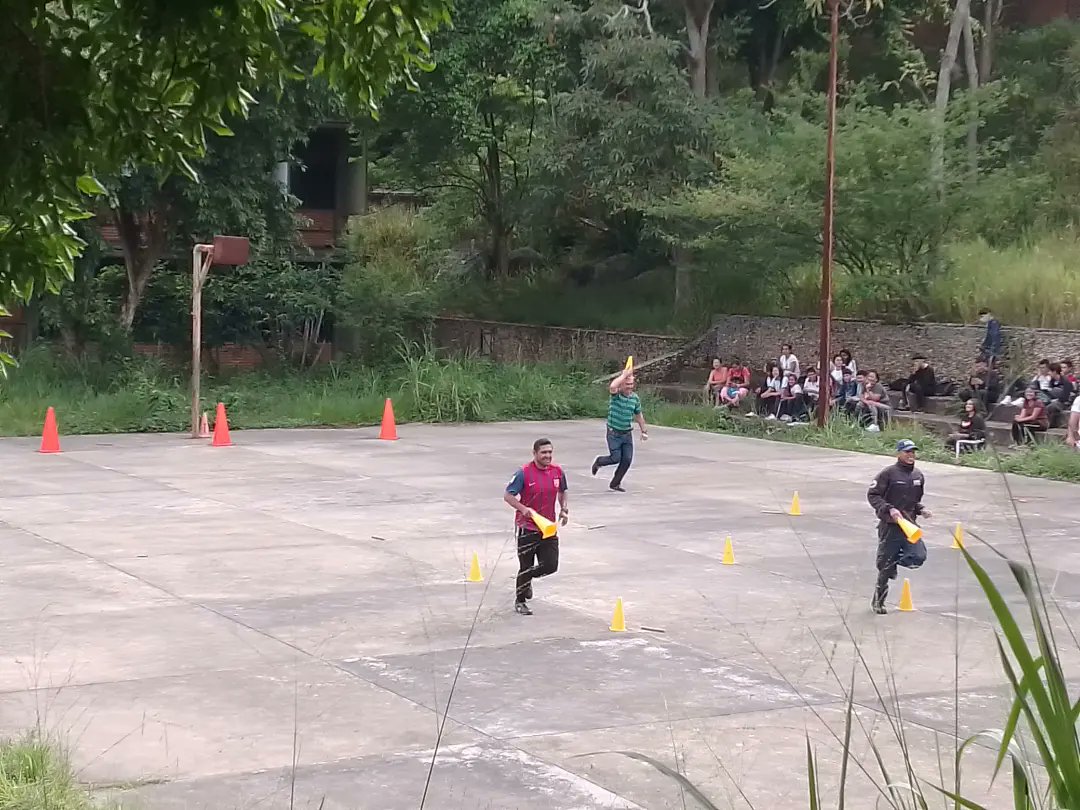 #17Mayo-Celebrando el día internacional de la familia y el día de la Actividad física y deporte en familia, los Representantes de los Estudiantes de 3ro A realizaron actividades deportivas junto a sus hijos.
<a href="/Berzabethg1/">Berzabethgandicaoficial</a>
@ZonaEducTachira
<a href="/_LaAvanzadora/">Yelitze Santaella</a>
<a href="/EducFisicaSC/">EducaciónFísicaS/C</a>
<a href="/clbtachira/">Educ. Media General Táchira</a>