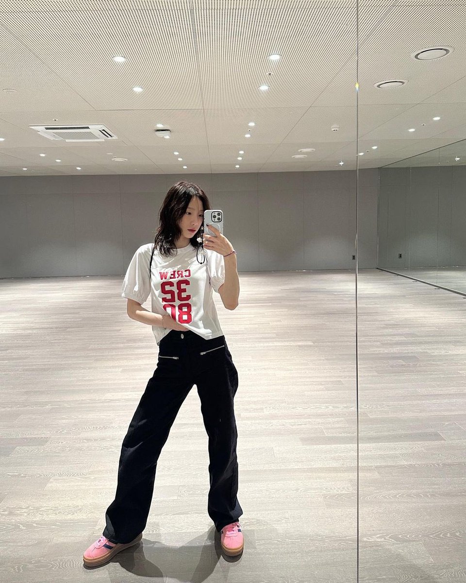 801_81's tweet photo. 우리 언니 핫한 신발 다 신는다🥲 https://t.co/Qzoqigwome