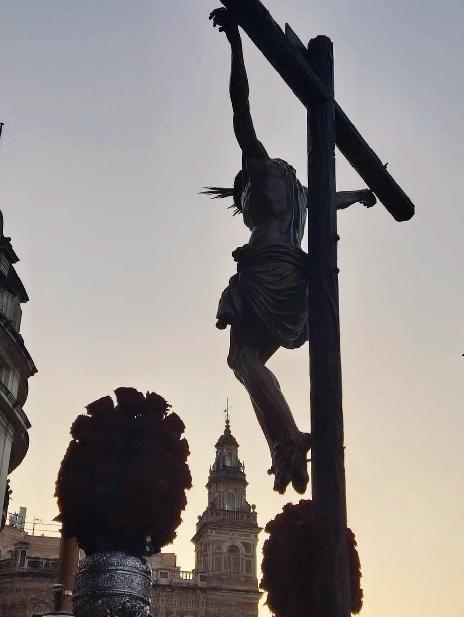 Cristo del Calvario @Hdad_Calvario en el #santoentierrogrande #Sevilla #SemanaSanta #SemanaSanta2023 #semanasantasevilla #ssanta2023