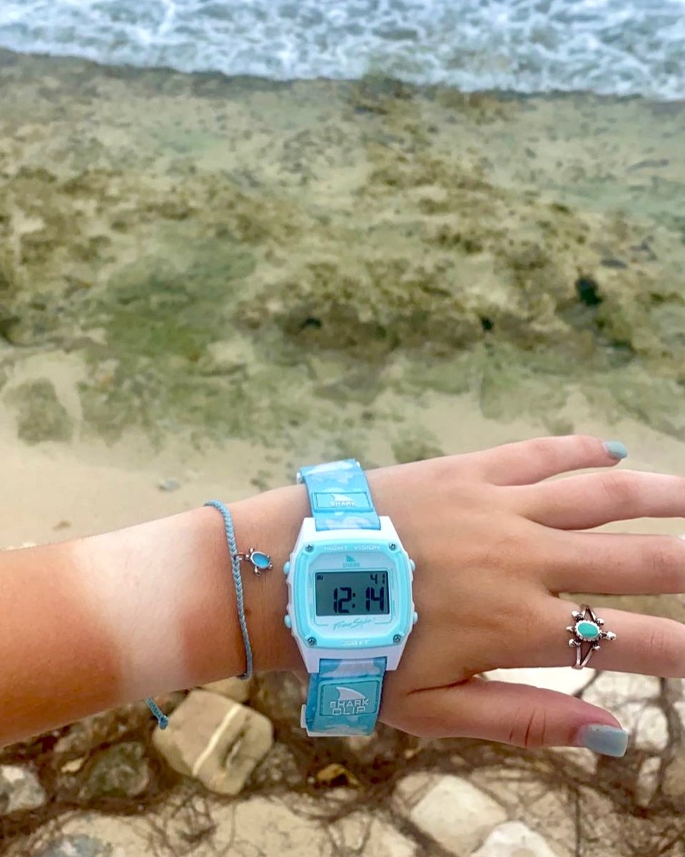 tag us in your #sharkwatch tan pics 💯☀️   
🦈: Trippy Turtle Aqua
📸: <a href="/mimi/">Mimi</a>.pepper

_
#beachlife #watchlover #dailywatch #myfreestylewatch #retroaesthetic #digitalwatch #braceletstack #grwm #trending #seaturtles freestyleusa.com/products/shark…
