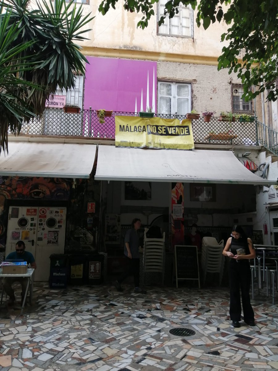 PTV_Malaga's tweet photo. #Desalojo 

👨🏻‍⚖️El juez deniega el desalojo de la @LaCasaInvisible

🗣️Los gestores del espacio esperan que tras el dictamen el @malaga   retome las negociaciones.

Más ℹ️ #InformativosPTV📺 14.00 y 20.30🕣 https://t.co/BpyUIyWr8k
