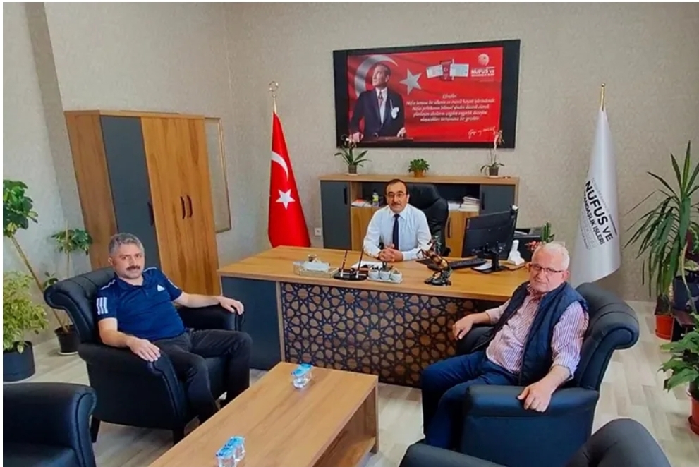 Yeşil Niksar Gazetesi ve Yörenin Sesi Canik Gazetesi sahibi Cemalettin BİLGİN, İlçe Nüfus Müdürlüğümüzü yeni konseptiyle ziyaret ederek hayırlı olsun dileklerini iletmişlerdir, kendilerine ziyaretlerinden dolayı teşekkür ederiz.