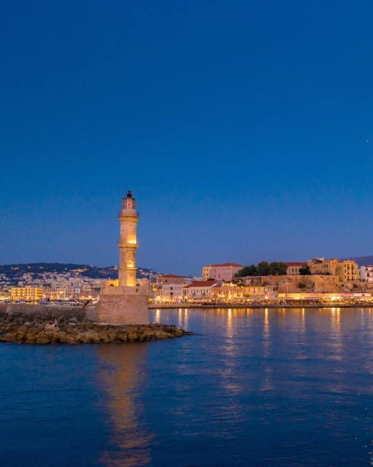 FSimunde's tweet photo. Quando i miei pensieri sono ansiosi, inquieti e cattivi, vado in riva al mare, e il mare li annega e li manda via con i suoi grandi suoni larghi, li purifica con il suo rumore, e impone un ritmo su tutto ciò che in me è disorientato e confuso.

(Rainer Maria Rilke) https://t.co/e2PfOpedIy