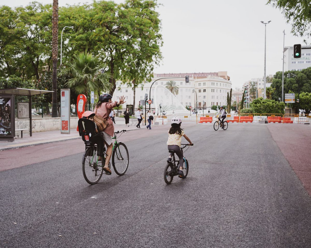 Esta es la imagen de futuro por la que apostamos: familias, mayores y niños al fin desplazándose por nuevos carriles bici seguros. 
 
Nuestro #PlandeMovilidad recupera la ciudad para sus verdaderos dueños: las murcianas y murcianos, no los coches.
 
#SeguirProgesando