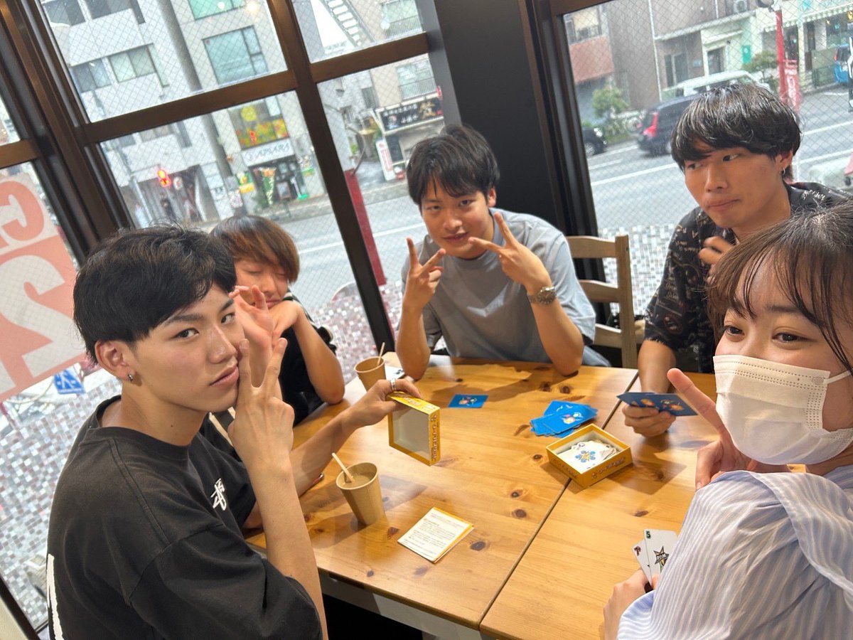 wasedaorange's tweet photo. ハットグを食べたりタピオカを飲んだりした😋
さらにプリクラも撮ったりして新大久保を大満喫🤩
その後に高田馬場でボードゲームカフェをした☕️
みんな時間を忘れて楽しんだよ！ https://t.co/gYE8muAXY3