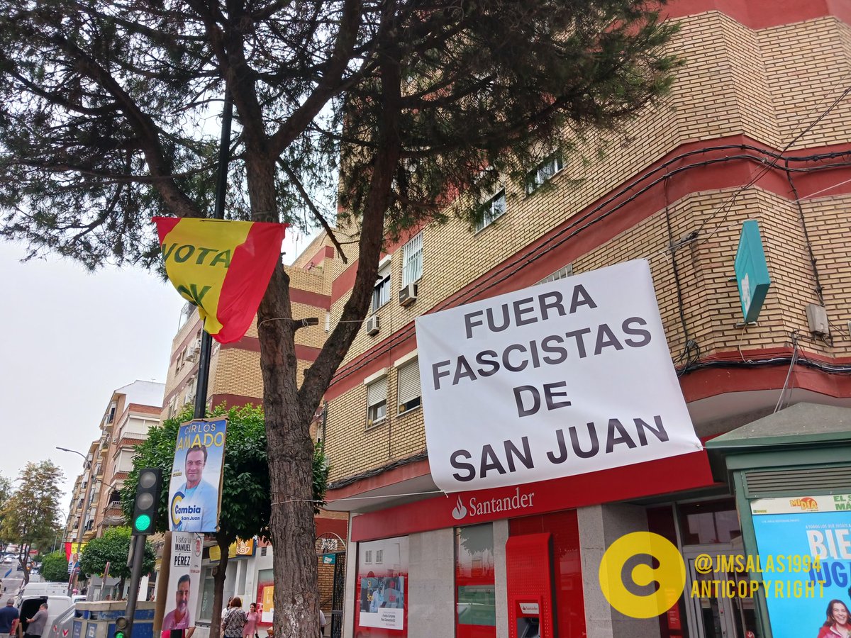 Tras la agresión sufrida por el compañero, amigo y camarada Fran Sánchez del @pcteandalucia en #SanJuandeAznalfarache, ha aparecido todo el pueblo lleno de unas pancartas en las que se describe la voluntad de un pueblo Obrero...

#NoPasaran #AlertaAntiFa 

instagram.com/p/CsYXkcIKk3H/…