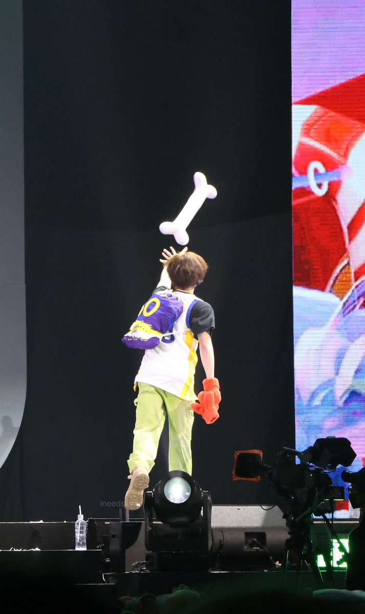 yiidream's tweet image. 230514 마카오 천러
뼈다귀 인형 던져주는 거 봐 
너무 귀여워…
weibo.com/7395548262/490…