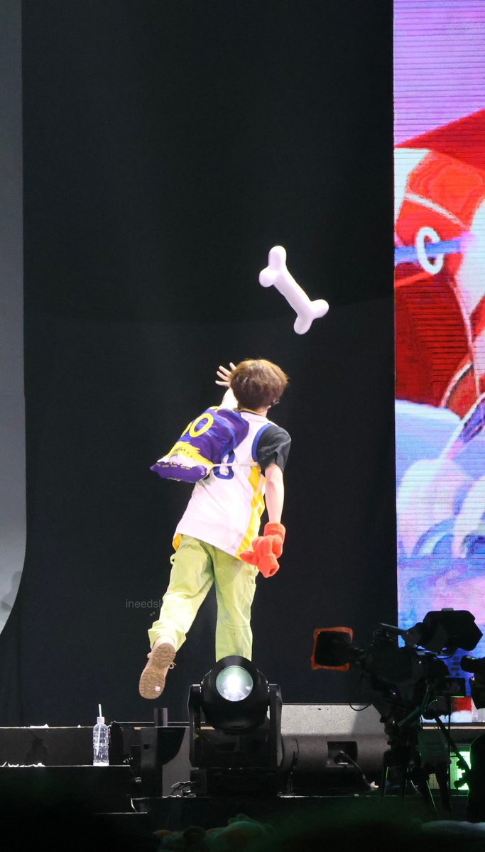 yiidream's tweet image. 230514 마카오 천러
뼈다귀 인형 던져주는 거 봐 
너무 귀여워…
weibo.com/7395548262/490…