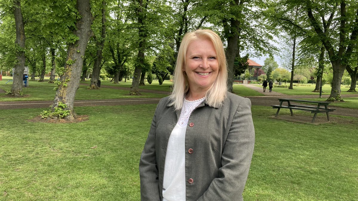 Lovely to meet Cheryl of <a href="/GreenTeamGoole/">The Green Team</a> in the stunning West Park. I’ve never been here before but there’s a cafe and garden centre and acres of green to enjoy. They’re making a difference here. Hear more <a href="/RadioHumberside/">BBC Humberside</a> bbc.in/3HDUT4b <a href="/bbcburnsy/">David Burns</a>