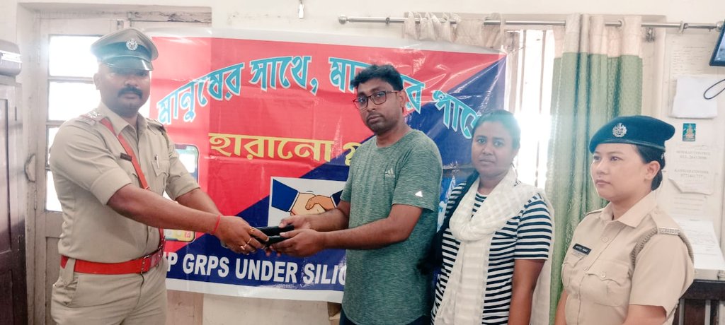 SiliguriGRP's tweet photo. Recovered 13 (Thirteen) mobile phones by Several GRPS's under Siliguri GRP District. The recovered mobiles have been handed over to it's rightful owners after proper verification and after observing all formalities..
#mobilephonesrecovery
#SiliguriGRP
#WBP https://t.co/fdS1ZBLEEa