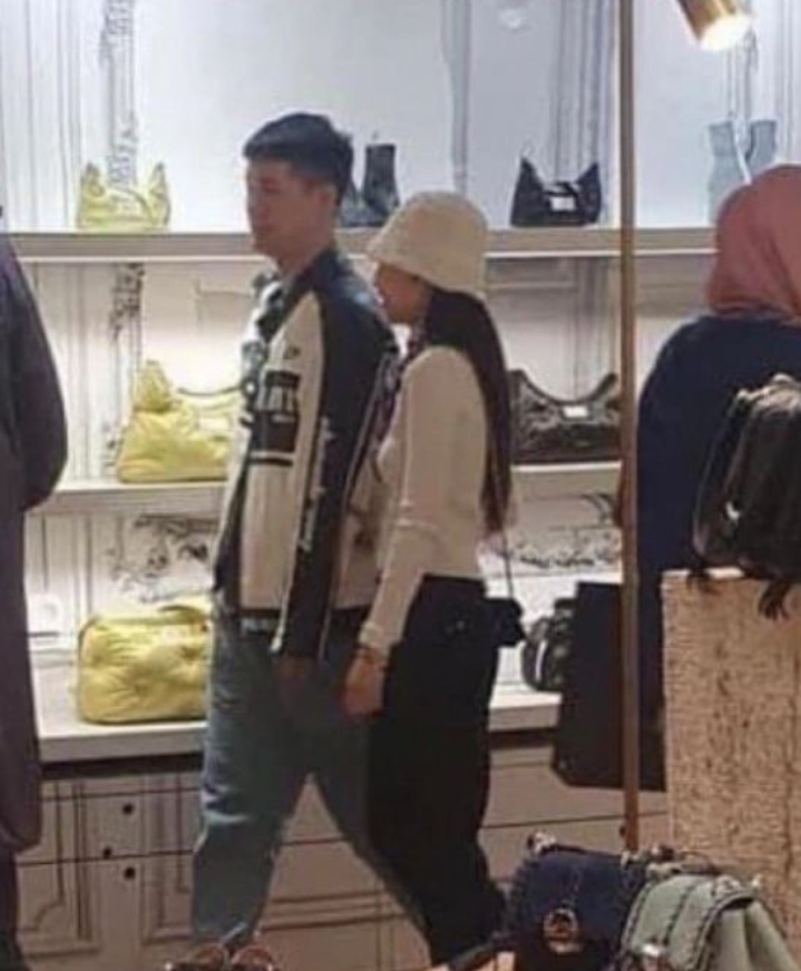Iclickforfun1's tweet photo. Look who's here! Do we need more proofs!?
#TAENIE #taennieisreal #TaennieInParis #KimTaehuyng #JENNIE #BLACKPINK #jenny https://t.co/fwBP6tzTjG