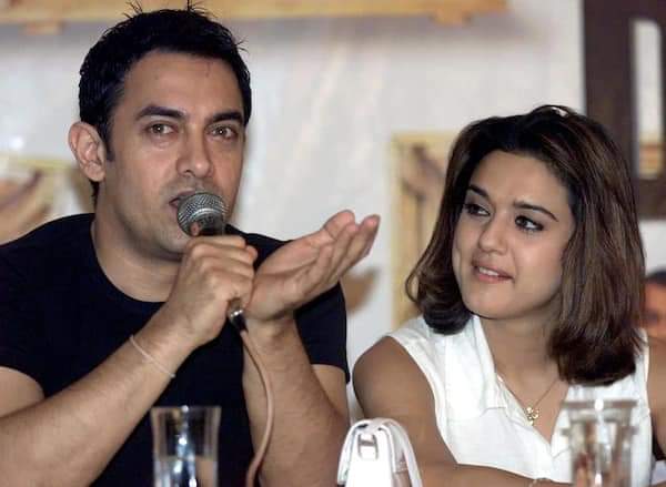 Throwback: #AamirKhan𓃵  gestures as actress #PreityZinta looks on during a news conference to promote their film #DilChahtaHai  in Kolkata. 🖤🤍