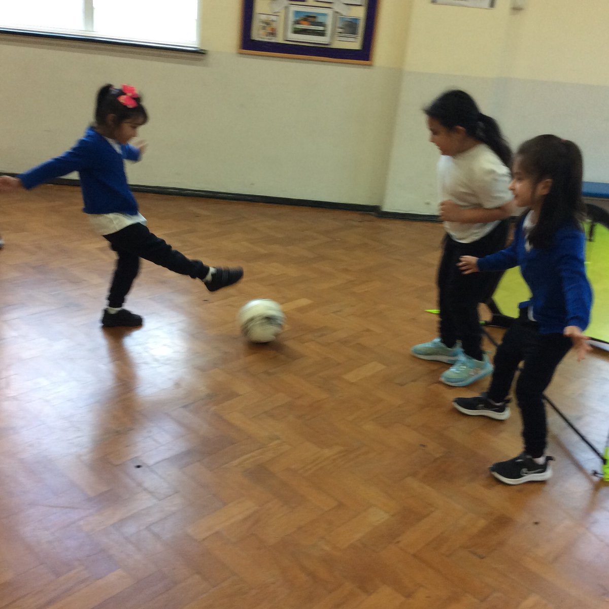 alstonprimaryb9's tweet image. RS have been putting their football skills from this half term to the test. We took on the positions of attackers and defenders as we played our matches. #EYFS #CompletePE