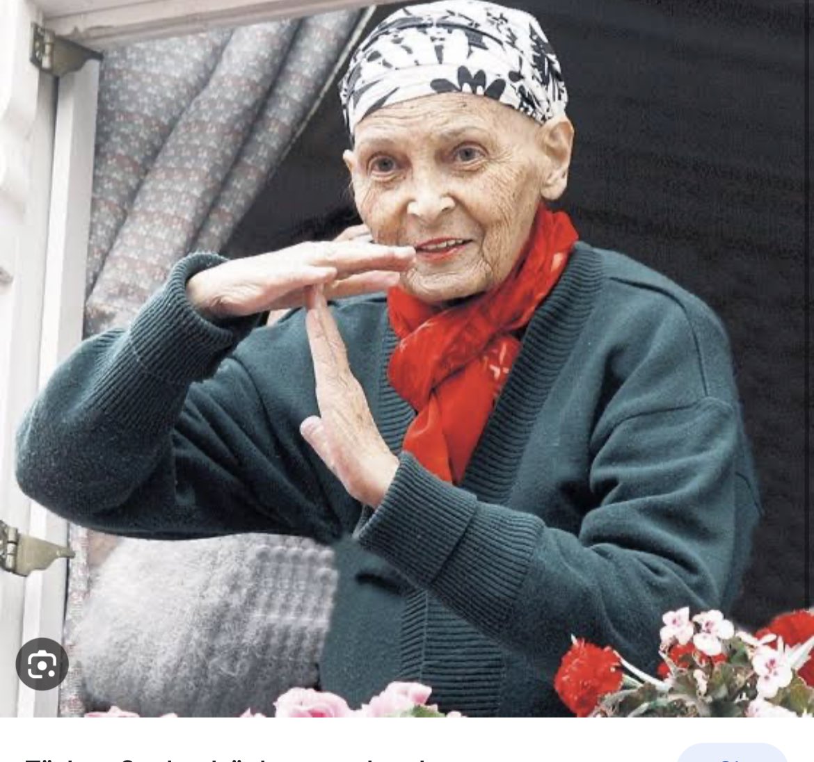 Hayatını bilime ve kız çocuklarının eğitimi ve meslek edinmelerine adayarak sonraki nesillere umut ışığı olan eğitimci, doktor ve yazar , bilim insanı Prof. Dr. Türkan Saylan.Ölmeden sadece 1 ay önce evinde arama yapıldı yılmadı,kadınlar sizde yılmayın oy atın. Saygıyla anıyorum.