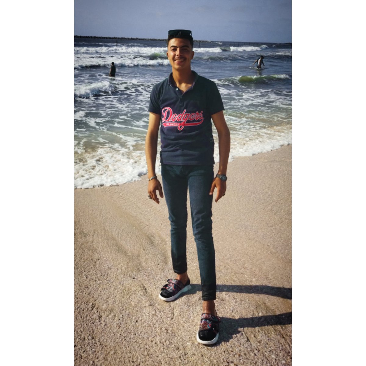 عندما توريد بعض الأشخاص بجوارك
يبتعد عنك الجميع 🖤🔥🧿