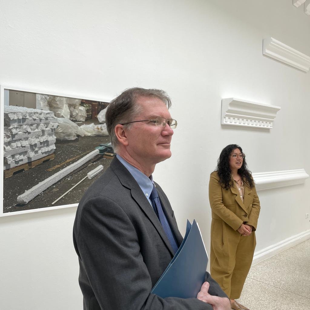 Chargé d'Affaires Shawn Crowley at the US pavilion <a href="/la_Biennale/">La Biennale di Venezia</a>, which features the "Everlasting Plastics" exhibition by @SPACESCLE, an exploration of plastic as a potential future resource. An important consideration on #climatechange and the need to find sustainable solutions.