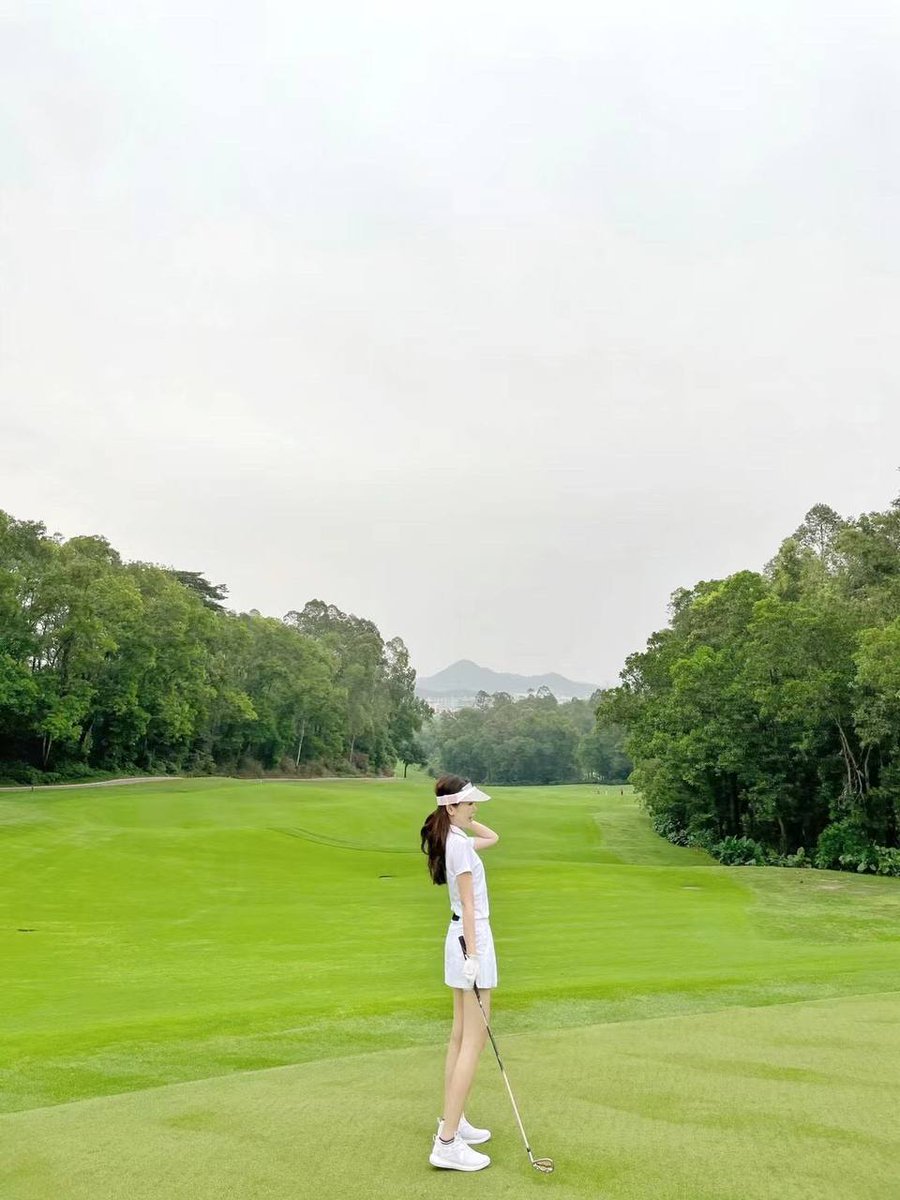 Take advantage of the good weather, and girlfriends out to play golf, rookie travel😂😂