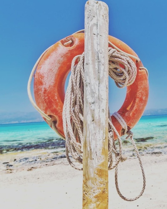 FSimunde's tweet photo. Al mare la vita è differente. Non si vive di ora in ora ma secondo l’attimo. Viviamo in base alle correnti, ci regoliamo sulle maree e seguiamo il corso del sole.

(Sandy Gingras) https://t.co/JTHBIwXBIJ