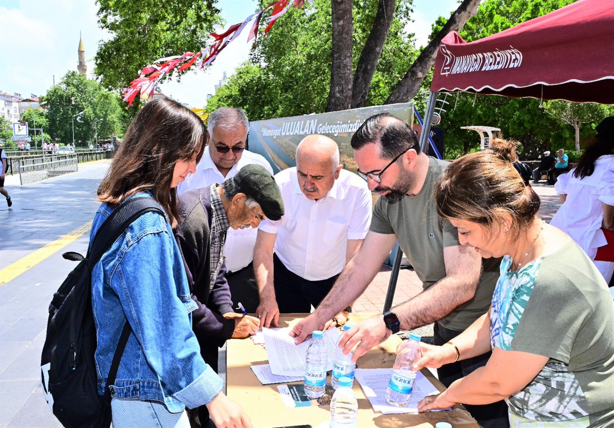ulualanplatform's tweet photo. 📍Manavgat Cumhuriyet Meydanı standımızda imza kampanyamız tüm hızıyla sürüyor.

Kampanyamıza verdikleri desteklerden dolayı tüm halkımıza teşekkür ederiz. 
#ulualanmanavgatındır
#ulualanadokunma https://t.co/D8QAd94rAY