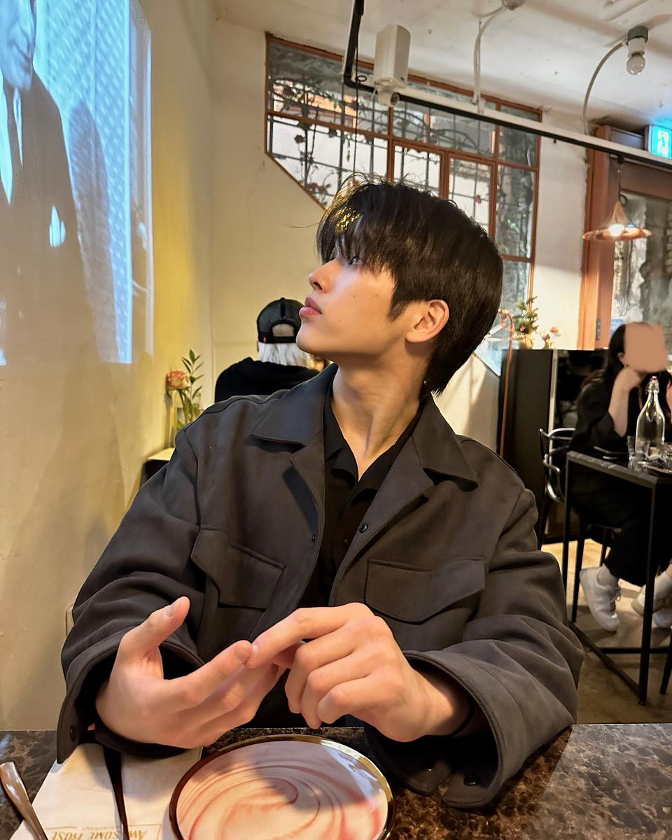 seunghwan999's tweet photo. I JUST GOT HOME SEUNGHWAN OMFG YOU'RE FCKING GORGEOUS LIKE HOLY- https://t.co/M2L2CZzQ5R