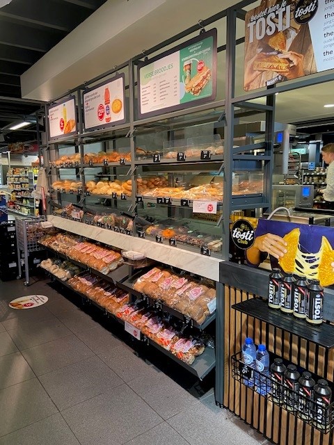 Sparwoudsend's tweet photo. De broodjes zijn weer volop gebakken en bijgevuld. Laat de toeristen dus maar komen! Heeft u bestellingen of speciale wensen? SPAR Woudsend staat altijd voor u klaar! https://t.co/9eze0expSt