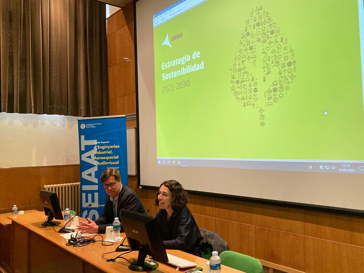 aena's tweet image. 💚💬 La directora del #Aeropuerto JT #Barcelona-#ElPrat, Sonia Corrochano, presenta esta mañana en la #ESEIAAT de @la_UPC la Estrategia de #Sostenibilidad 2021-2030 de Aena.