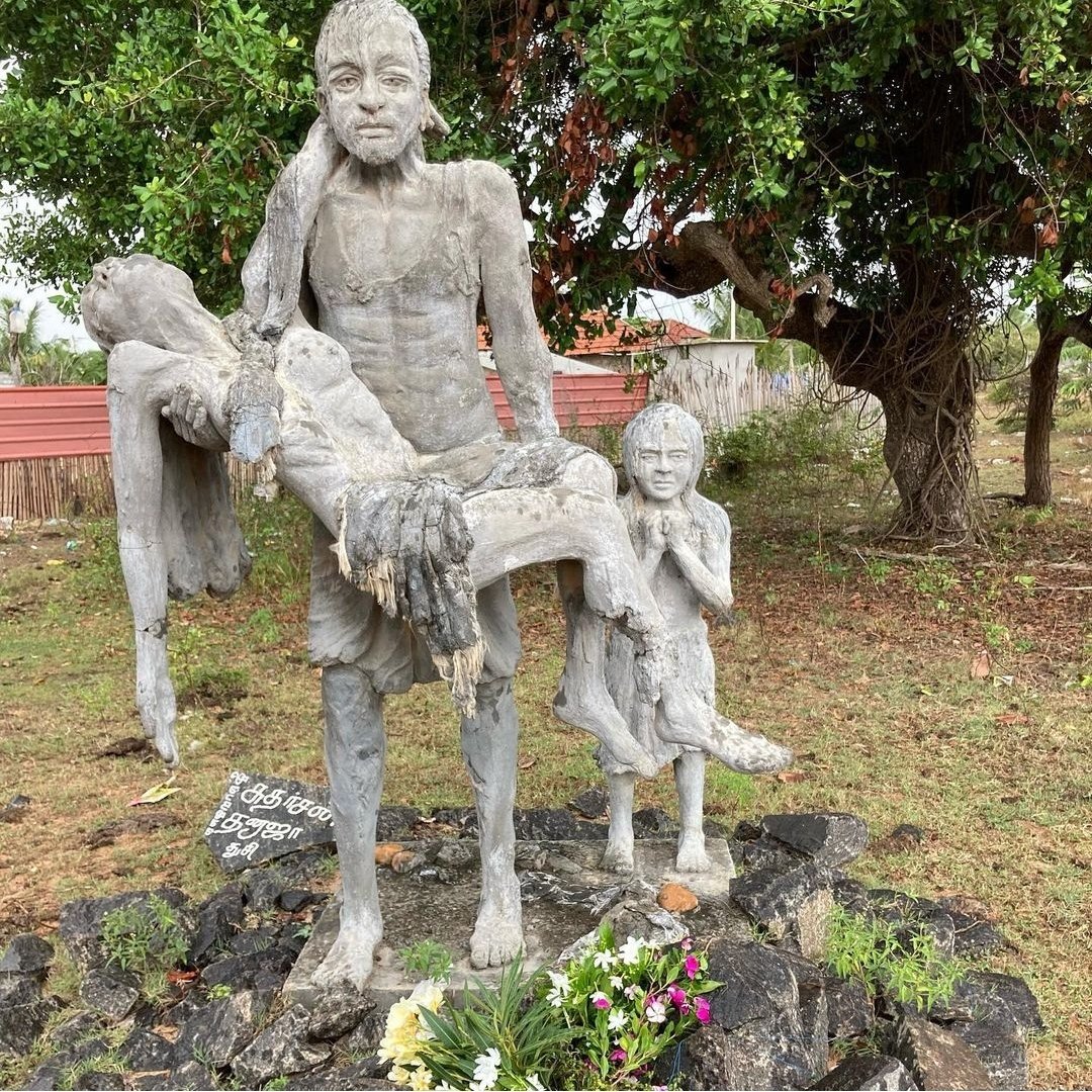 Am 18. Mai 2009 wurde der Krieg des singhalesischen Staates gegen die LTTE mit einem Massaker an der tamilischen Bevölkerung beendet.
Über 300.000 Menschen wurden am Strand von #Mullivaikkal auf 10x2km² zusammengetrieben. 1/x