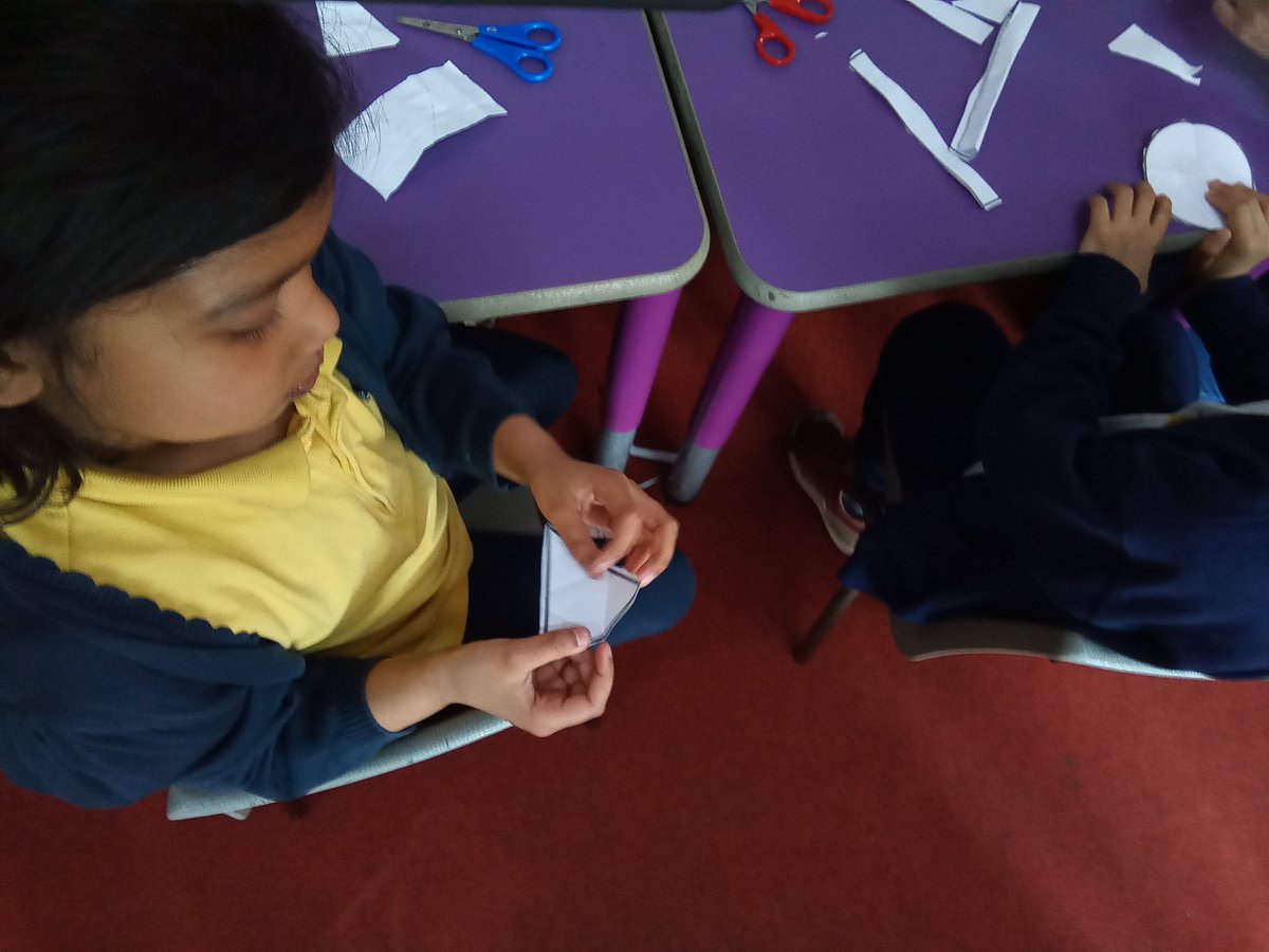 #LaycockYearOne We have been folding 2D shapes into quarters to find one quarter #LaycockMaths