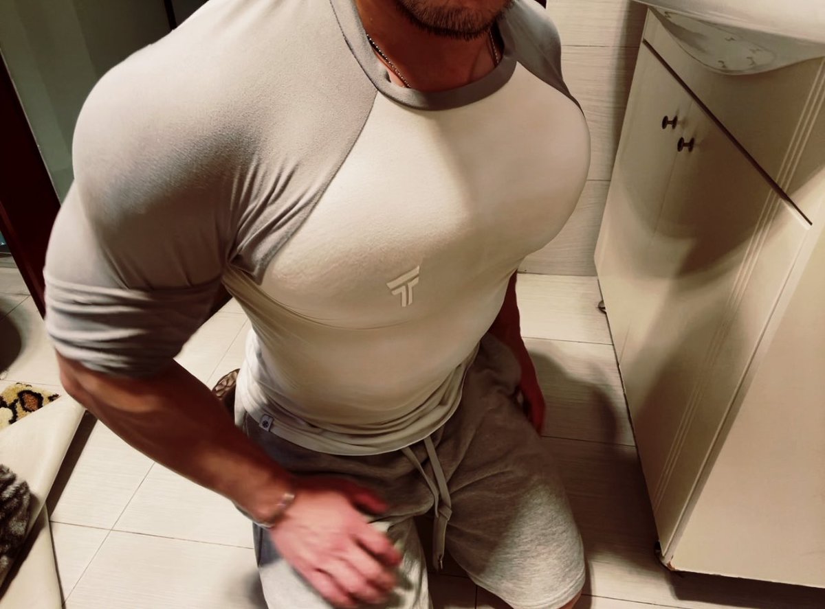 肌肉男仆跪着等待主人回家中

your beefcake servant is waiting for my master to come back home