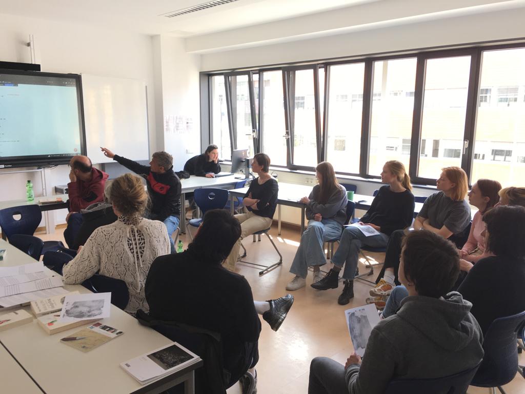 baskischleipzig's tweet photo. Gestern hatten wir das Vergnügen, mit Amets Arzallus und Raul Zetkin über den Entstehungsprozess und die Übersetzung von 'Miñan' zu sprechen. Die Veranstaltung fand auf Deutsch, Baskisch und Englisch statt.  
Plazerra Miñan Leipzigen aurkeztea! Eskerrik asko danoi! https://t.co/4VRQASL0C1