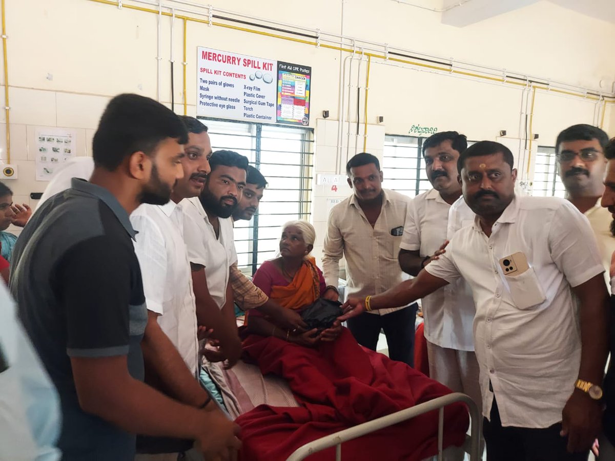 HTManjuJDS's tweet photo. ಇಂದು ಕೆ ಆರ್ ಪೇಟೆ ತಾಲೂಕಿನ ಸರ್ಕಾರಿ ಆಸ್ಪತ್ರೆಯಲ್ಲಿ ದೇವೇಗೌಡರ ಹುಟ್ಟು ಹಬ್ಬದ ಪ್ರಯುಕ್ತ ರೋಗಿಗಳಿಗೆ ಹಣ್ಣು ಹಂಪಲು ವಿತರಿಸಲಾಯಿತು.ಈ ಸಂದರ್ಭದಲ್ಲಿ ನಮ್ಮ ಪಕ್ಷದ ಮುಖಂಡರು ಹಾಗೂ ಕಾರ್ಯಕರ್ತರು ಜೊತೆಗಿದ್ದರು.

#TeamHTM #birthdaycelebration  #KRPete #JDS #ಮಂಡ್ಯ https://t.co/78gVK6w8r3