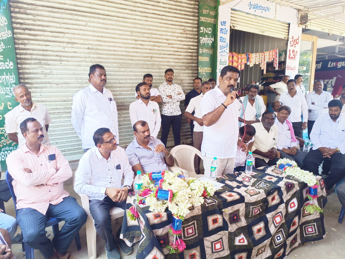 HTManjuJDS's tweet photo. ಇಂದು ಕೆ ಆರ್ ಪೇಟೆ ತಾಲೂಕಿನ ಸರ್ಕಾರಿ ಆಸ್ಪತ್ರೆಯಲ್ಲಿ ದೇವೇಗೌಡರ ಹುಟ್ಟು ಹಬ್ಬದ ಪ್ರಯುಕ್ತ ರೋಗಿಗಳಿಗೆ ಹಣ್ಣು ಹಂಪಲು ವಿತರಿಸಲಾಯಿತು.ಈ ಸಂದರ್ಭದಲ್ಲಿ ನಮ್ಮ ಪಕ್ಷದ ಮುಖಂಡರು ಹಾಗೂ ಕಾರ್ಯಕರ್ತರು ಜೊತೆಗಿದ್ದರು.

#TeamHTM #birthdaycelebration  #KRPete #JDS #ಮಂಡ್ಯ https://t.co/78gVK6w8r3