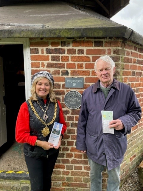 HertfordMayor's tweet photo. The Mayor of Hertford thoroughly enjoyed her visit to the Cromer Windmill. She was greeted by roughly 30 people, including her family and the dogs! It is an excellent part of Hertfordshire and definitely a great place to visit, which you can now do as it is open for 2023! https://t.co/sNMPrU3qlk