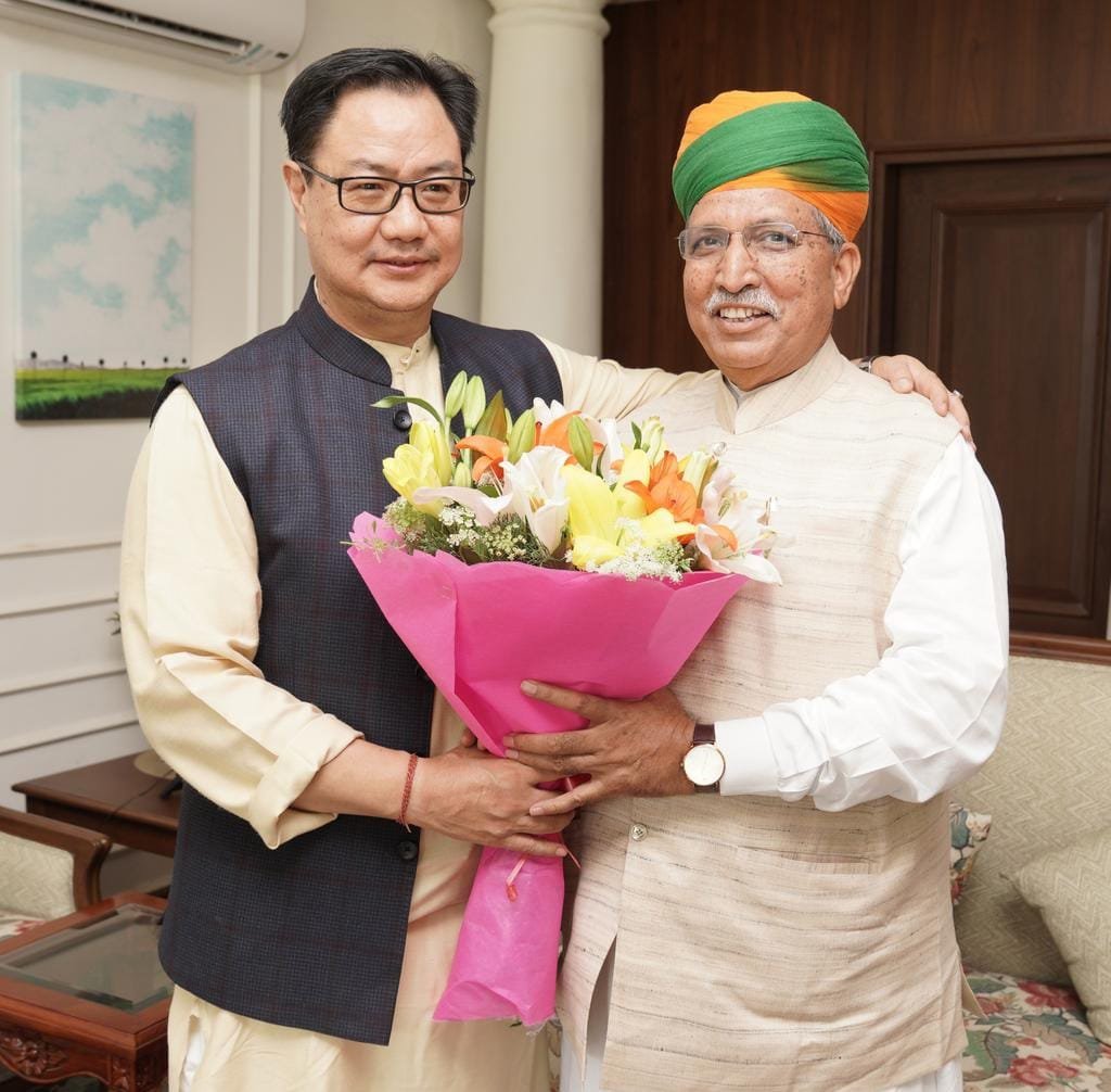 Asian_News_'s tweet photo. नवनियुक्त केंद्रीय विधि एवं न्याय मंत्री अर्जुन मेघवाल ने संभाला पदभार.. तत्कालीन मंत्री किरेन रिजिजू ने दी बधाई.. @MLJ_GoI #JusticeMinisterArjunMeghwal #KirenRijiju #tookover #thenminister @arjunrammeghwal @KirenRijiju https://t.co/IQJaojK9c6