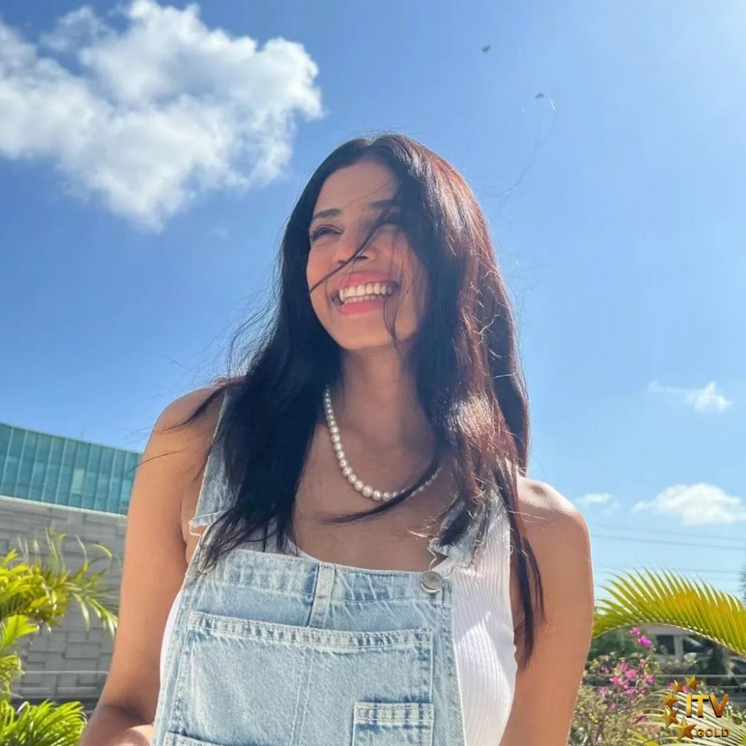 ITVGold's tweet image. Pretty and happy vibes! 😍#MalavikaMohanan radiates joy as a testament that happy girls are the prettiest.

#HappyGirls #MalavikaMohanan #PrettyVibes #JoyfulSmiles #PositiveEnergy #HappinessIsBeauty #RadiantGlow #HappyAndPretty #HappinessMatters #BeYourself #InDemand #MustFollow