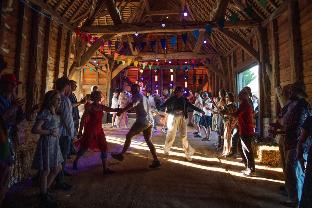 oasisevents's tweet photo. PARTIES: 🎪 An ancient barn on our client's farm hosted the dancing all through the day and night for a family festival - what a beaut 💃🕺#cotswoldparty #cotswoldeventplanner #partyplanning #partyinspiration #partyinafield #eventplanning #eventplanner #cotswolds #cotswoldevents https://t.co/y7xLsEyGME