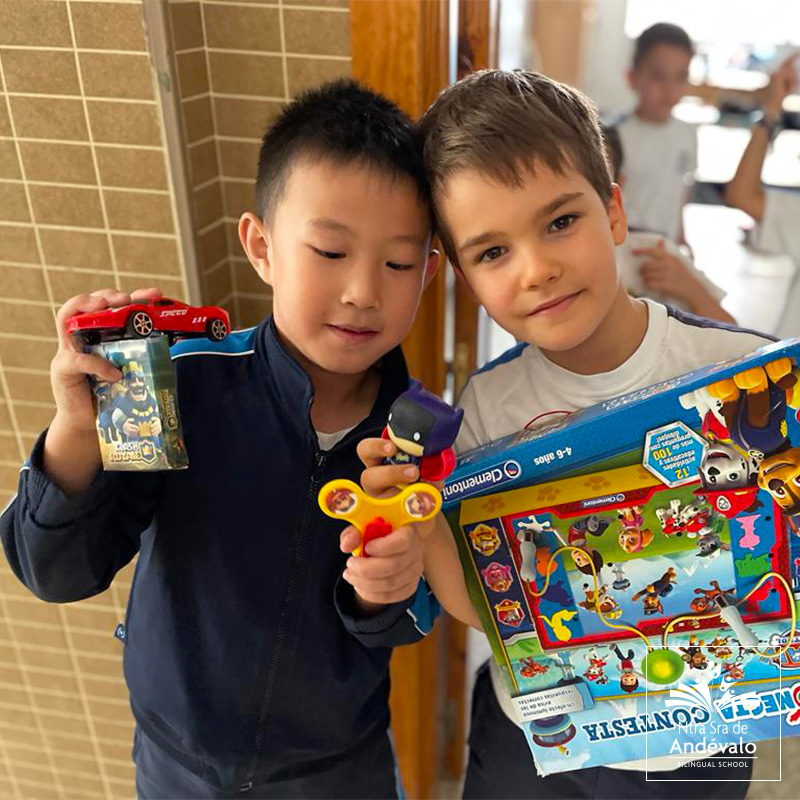 colegioandevalo's tweet photo. 💙¡Hoy hemos celebrado nuestro Mercadillo solidario de libros, juguetes, juegos,bisutería… para comprar leche en nuestro proyecto conjunto con San Juan de Dios! 💙
#colegio #Sevilla #ProyectoApS https://t.co/s6CnQXy9jO
