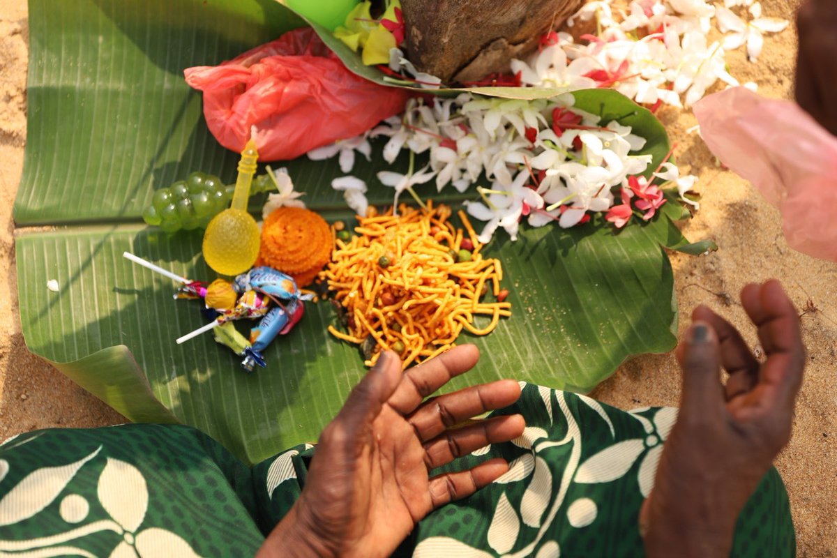 தன் குழந்தை விரும்பி உண்ணும் உணவுகளை இன்று #முள்ளிவாய்க்கால் மண் மீது வைத்துவிட்டு அதனருகே காத்திருக்கிறாள் அந்த தாய்....
தன் குழந்தை வந்து தன் மடியில் அமர்ந்து அதை உண்பா(ன்/ள்) என
#Mullivaikkal #May18  #Justice4TamilGenocide #JusticeForTamilGenocide