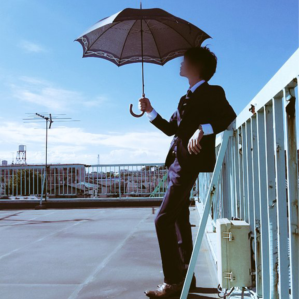 konomuraZ's tweet image. インスタ再掲第13弾。 
スーツと日傘。
皆様熱中症にはお気をつけて。  

#そうだスーツ着よう 
#drawingreference