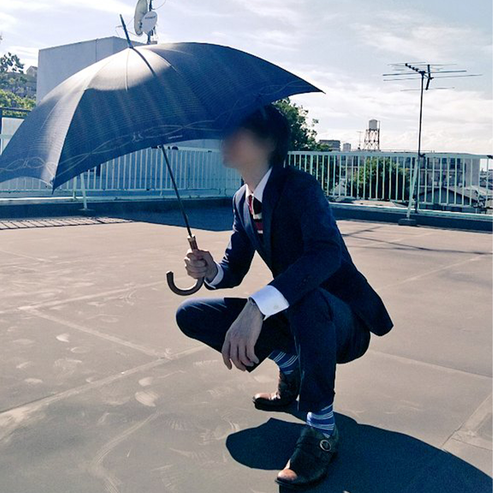 konomuraZ's tweet image. インスタ再掲第13弾。 
スーツと日傘。
皆様熱中症にはお気をつけて。  

#そうだスーツ着よう 
#drawingreference