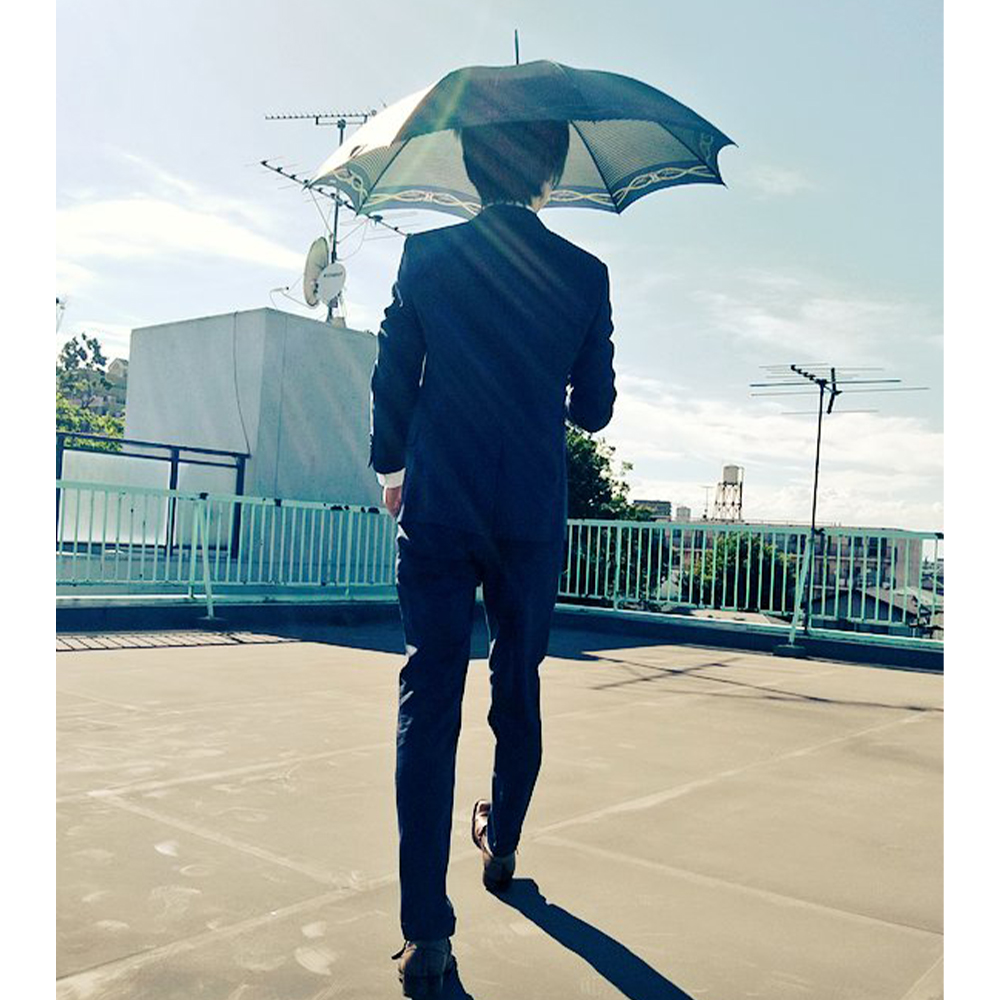 konomuraZ's tweet image. インスタ再掲第13弾。 
スーツと日傘。
皆様熱中症にはお気をつけて。  

#そうだスーツ着よう 
#drawingreference