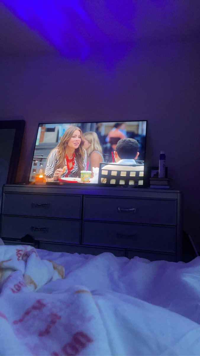 onelovee91's tweet image. I 💕 cozy dark mornings… &amp;amp; it’s about to storm. Might just stay in bed allll day 😇 #backtosleep