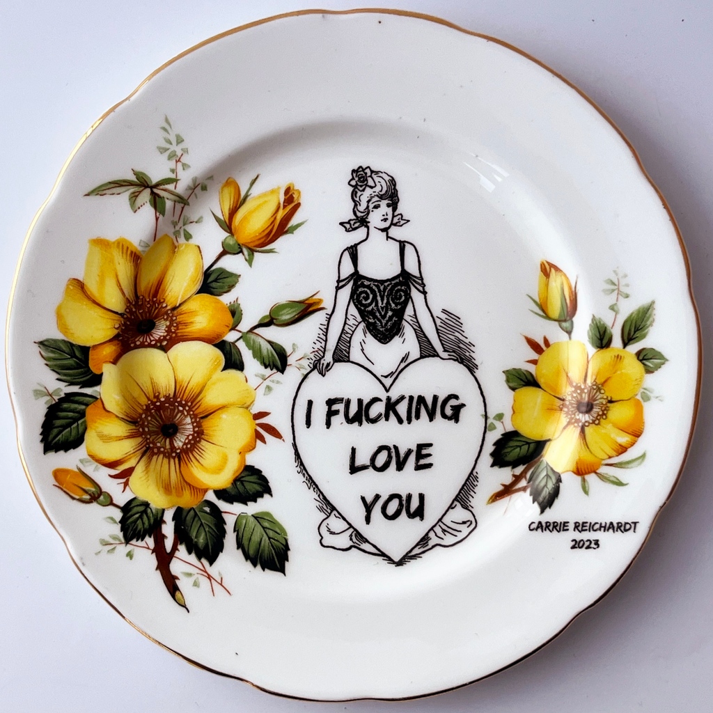 artcarbootfair's tweet photo. Say it with a Tea Plate đ
Vintage Art Deco Tea Plates by @carriereichardt launching tomorrow đź
Hand screen printed
Unique one off pieces
Only on the ACBF website đď¸ Link in Bio
#springbounceâ
#onlineartfairâ
#freeartfairâ
#artcarbootfairâ
#artforallâ
#ceramicart https://t.co/TMZ52H3A6v