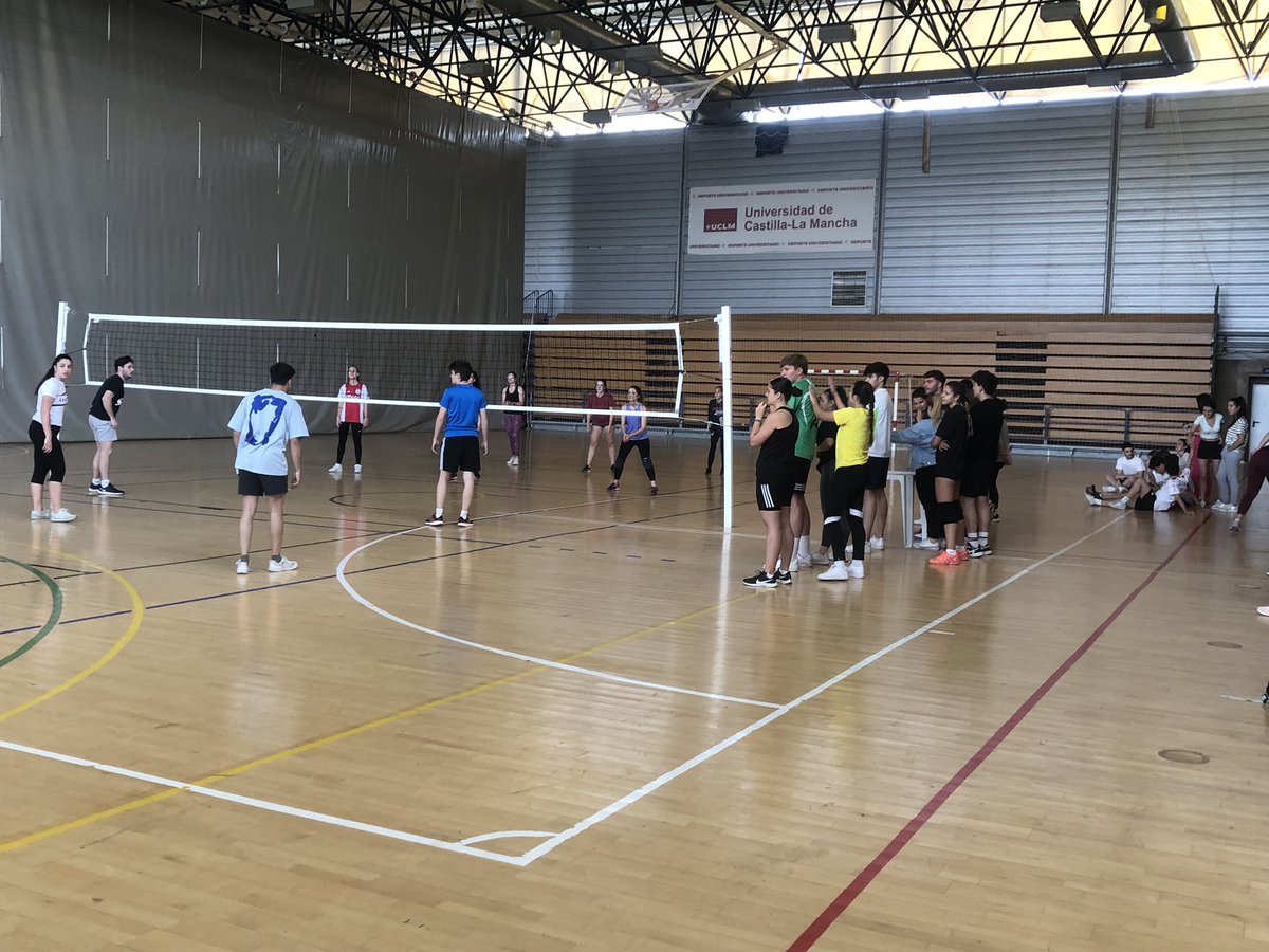 MeryMA81's tweet photo. Dejándonos ganar al vóley 🏐 con estudiantes de @Enfermeria_Ab en la actividad organizada por chicos y chiscas de la optativa de AF y Salud!!! @MiriamGarr @AResearchNurse_ @sacesanst  Pero antes aprendiendo de sueño, hidratación o prevención de lesiones. https://t.co/fY2kHqWYL6