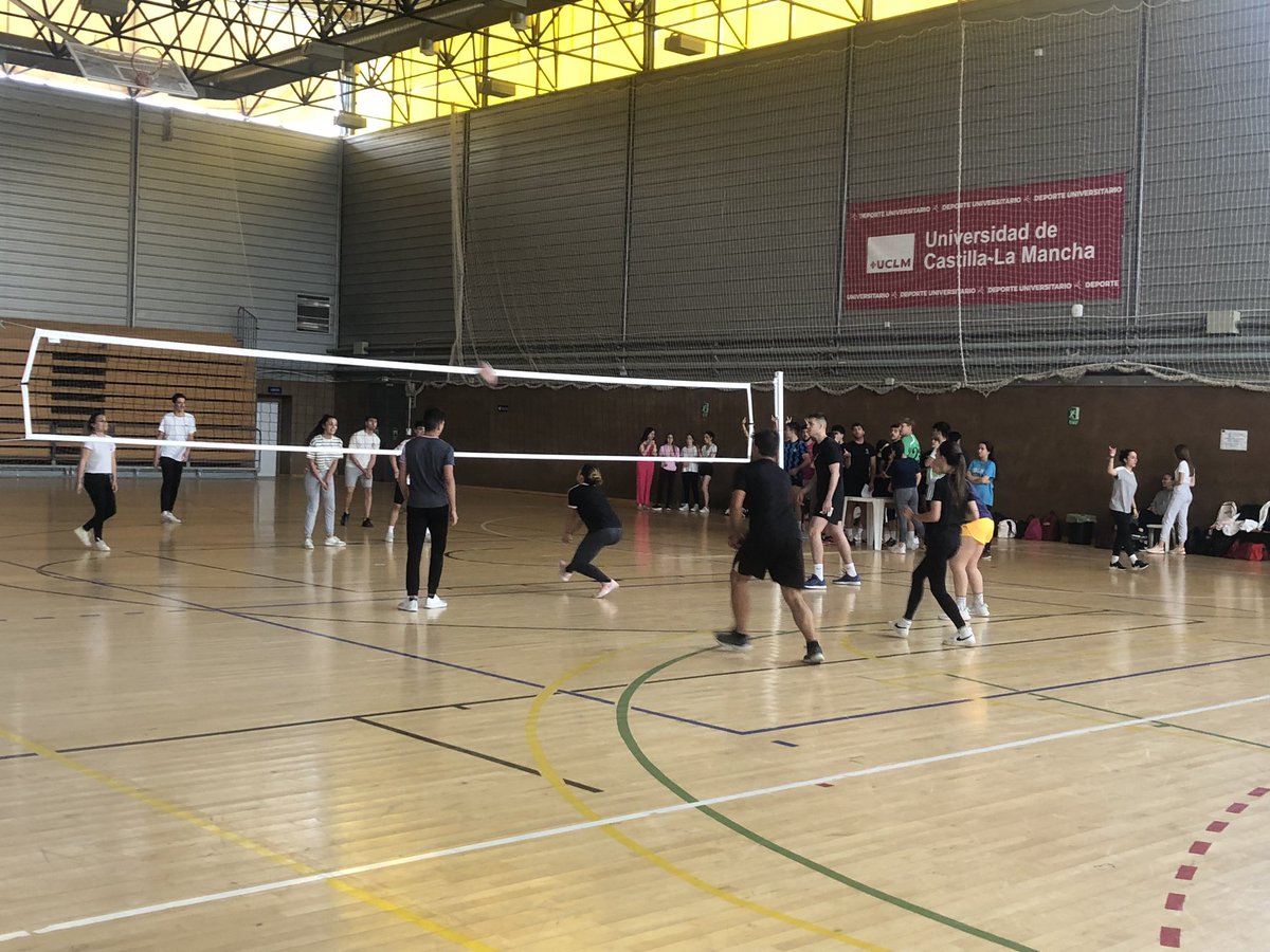 MeryMA81's tweet photo. Dejándonos ganar al vóley 🏐 con estudiantes de @Enfermeria_Ab en la actividad organizada por chicos y chiscas de la optativa de AF y Salud!!! @MiriamGarr @AResearchNurse_ @sacesanst  Pero antes aprendiendo de sueño, hidratación o prevención de lesiones. https://t.co/fY2kHqWYL6