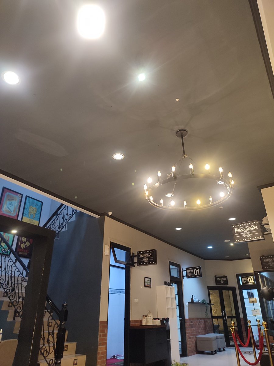 Kemarin habis scaling gigi di FDC Menteng!

Tempatnya aesthetic, vintage vibes, dan cozy banget 🥹

Dapat promo cuma 99k! 😂