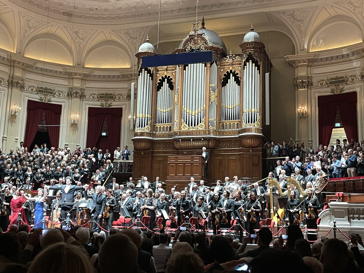 Elizabethstem's tweet image. Dinsdag, #Concertgebouw #Mahler2 Orkest #Rfil AAH geweldig! De zin van leven, angst voor dood en wederopstanding. Koor fluisterend, krijsend. Slagwerkers magistraal. Koperblazers warm, troostrijk en HUGE!  Wel 80 excellente musici. Uitstervende kunstvorm ben ik bang,  Maar MOOI!!