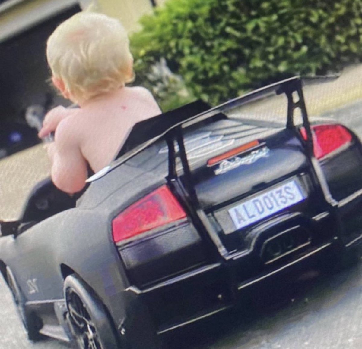 MMArena_'s tweet photo. La plaque d’immatriculation de la mini voiture du fils de Conor 😭😭 https://t.co/Eovao2AN62