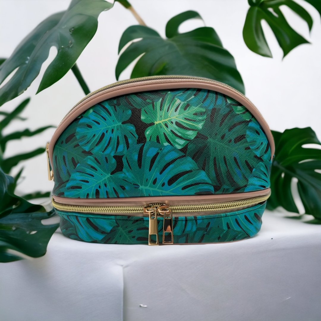 Hey beauties! 🌿 Introducing the Wolf &amp; Griffin Monstera Make-Up Bag - your new go-to for keeping your beauty essentials organised! 🌟

With two separate compartments, you can easily store your brushes and other make-up separately, making it easy to find everything you need.