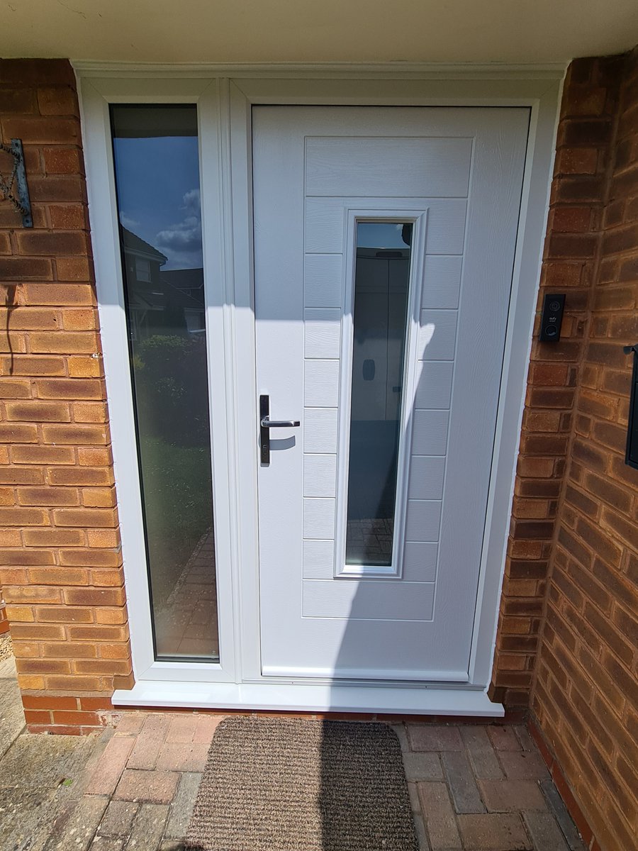 notjustglazing's tweet photo. A White composite door for a change! Fuji design made by #Endurancedoors and supplied by #choicetradeframes. Perfect 👌 https://t.co/S5T9UOW4AI